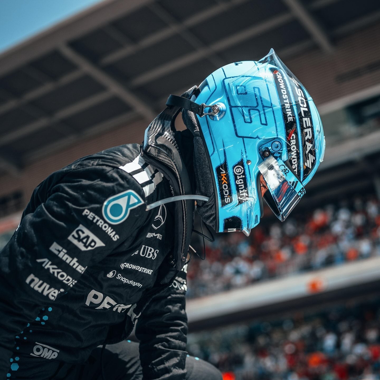 Casque George Russell 2024 - 1:1 - headgrid.fr