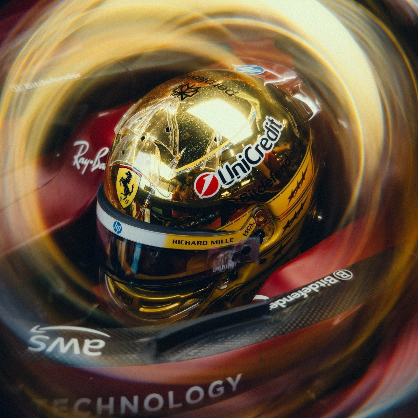 Casque Réplique Lewis Hamilton – Singapore GP 2025 – Échelle 1:1 - headgrid.fr