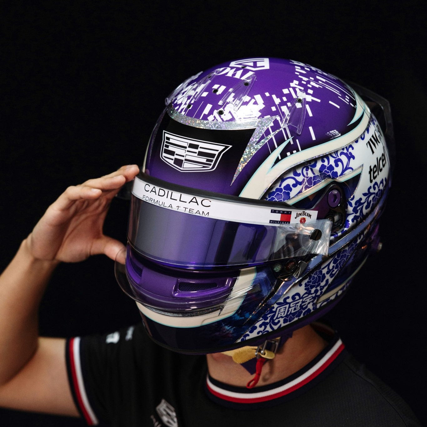 Casque Réplique Guanyu Zhou – Cadillac F1 Team – Saison 2026 – Échelle 1:1