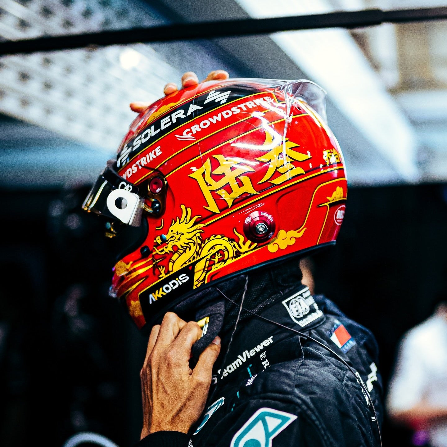 Casque Réplique George Russell – China GP 2024 – Échelle 1:1 - headgrid.fr