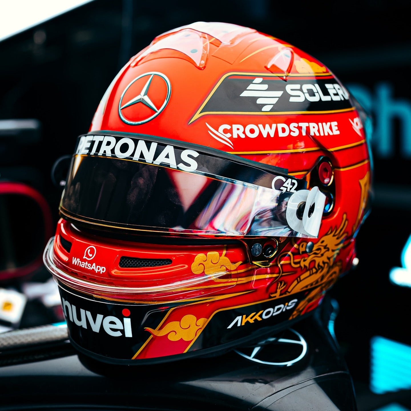 Casque Réplique George Russell – China GP 2024 – Échelle 1:1 - headgrid.fr