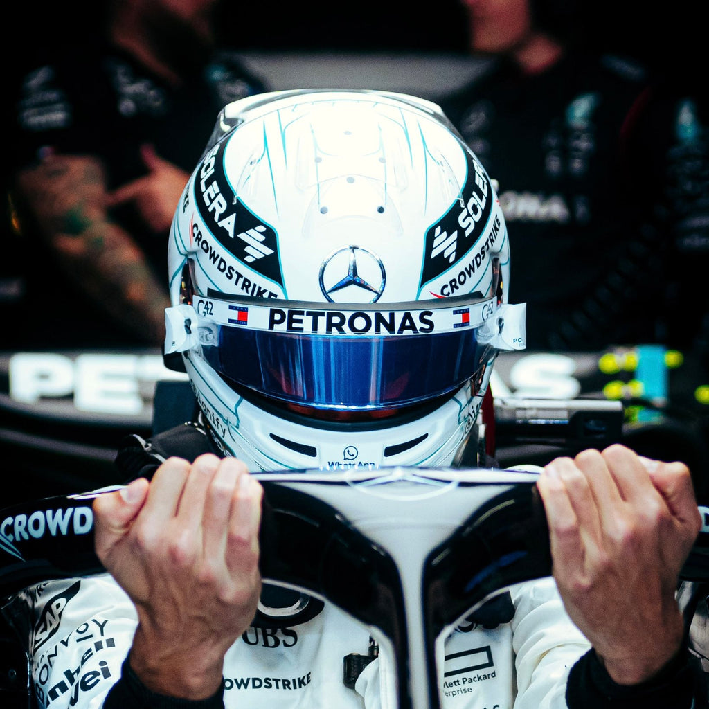 Casque Réplique George Russell – Qatar GP 2024 (White Edition) – Échelle 1:1 - headgrid.fr