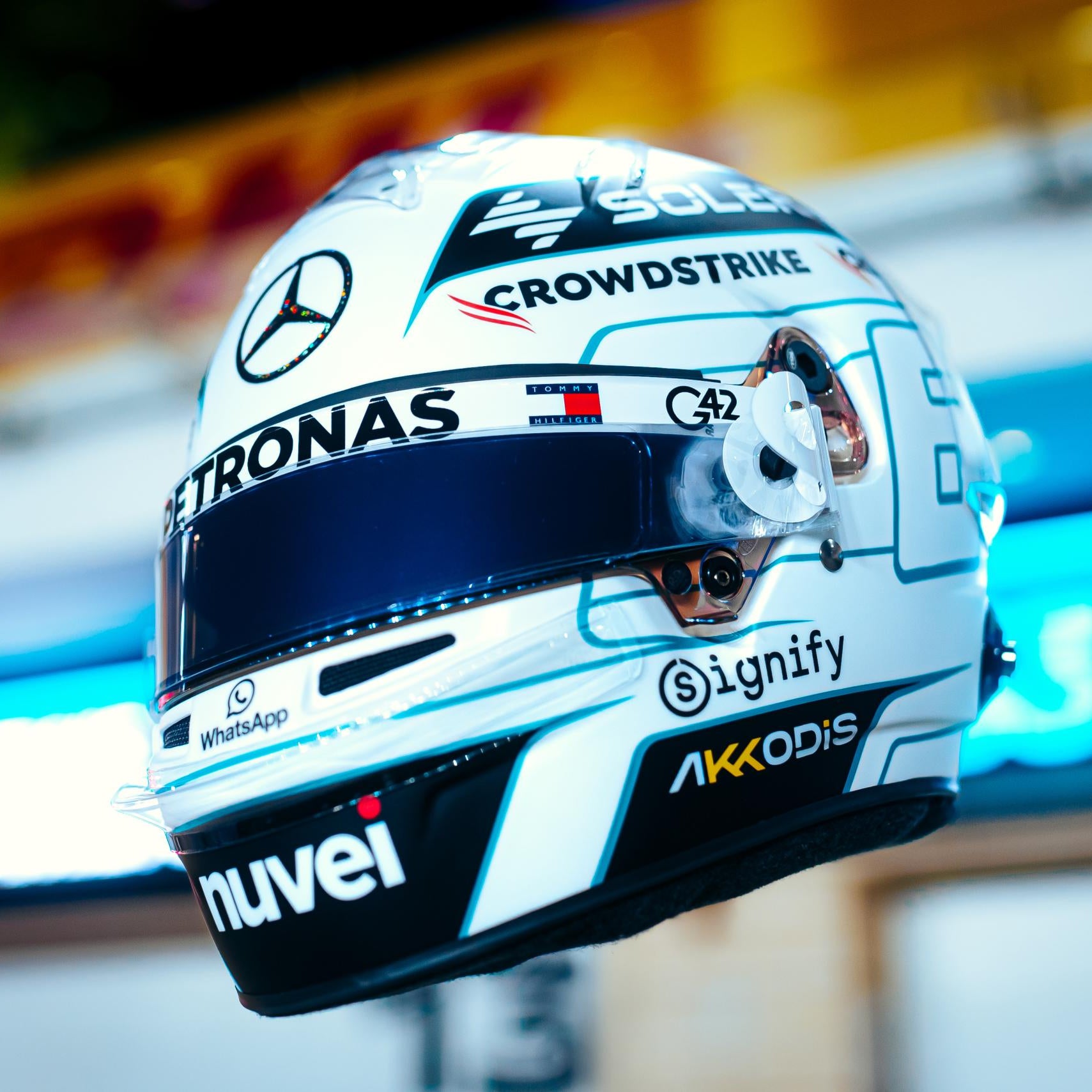 Casque Réplique George Russell – Qatar GP 2024 (White Edition) – Échelle 1:1 - headgrid.fr