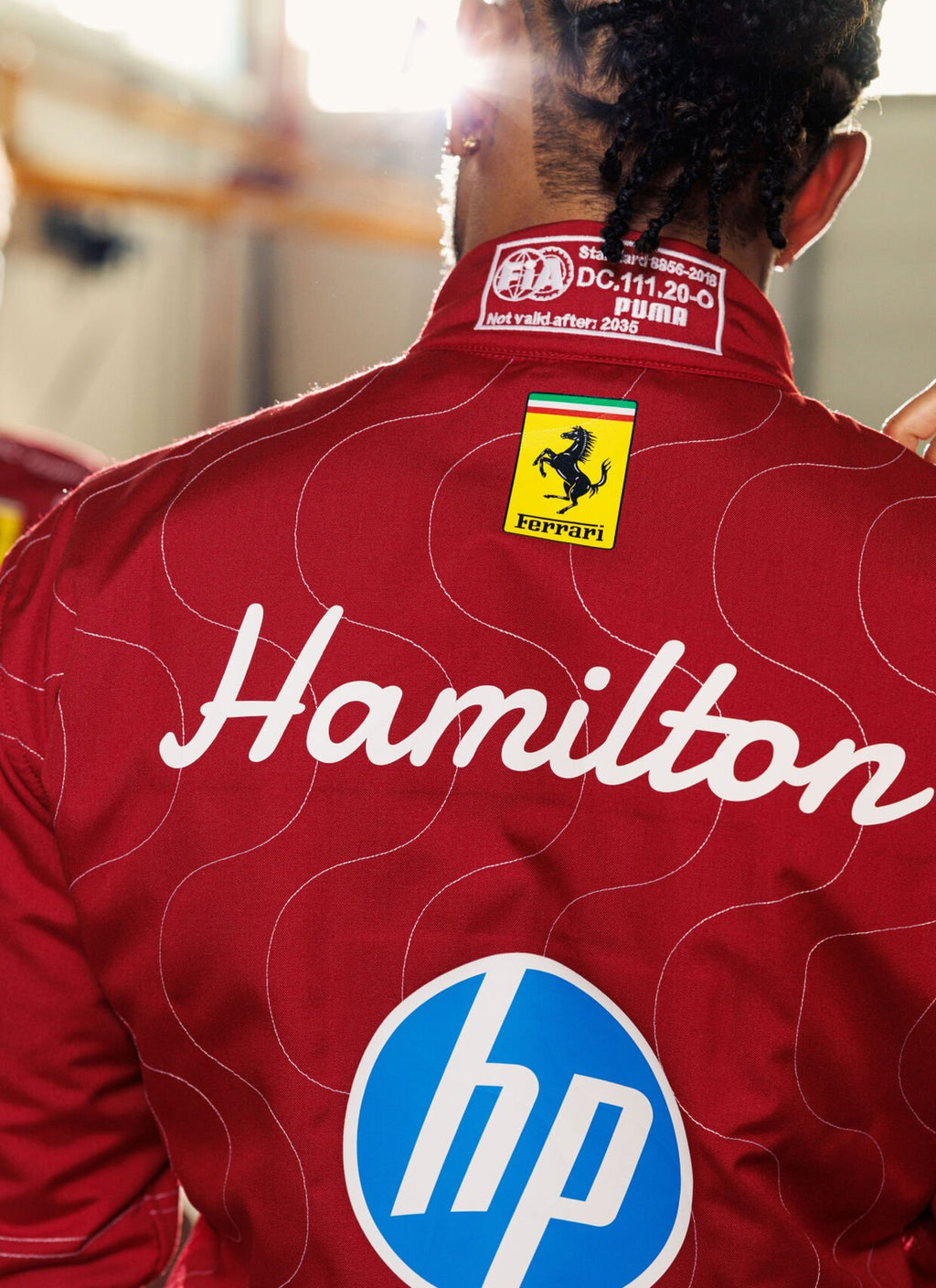 Combinaison Réplique Lewis Hamilton Ferrari – Édition Spéciale Monza 2025 – Échelle 1:1 - headgrid.fr