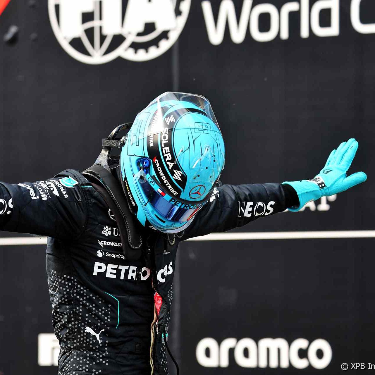 Casque George Russell 2024 - 1:1 - headgrid.fr